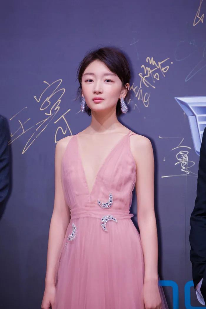 盘点明星红毯尴尬名场面,暴露身材的缺陷