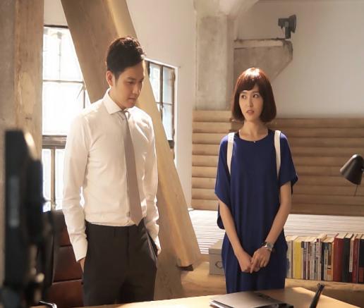 唐嫣现身机场扮酷抿嘴羞笑显随性,唐嫣新戏路透照曝光气场十足