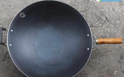 超简单的方法让铁锅不生锈不粘锅,生锈的铁锅别扔了学会这个小窍门