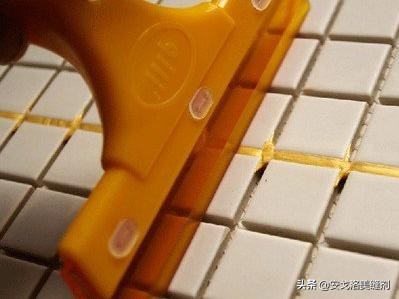 美缝剂粘在水龙头上了怎么清理,美缝剂粘到衣服上怎么清理