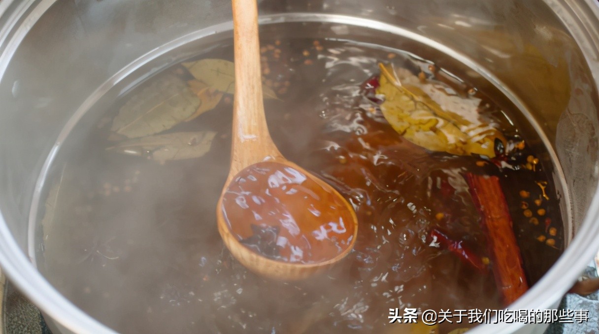 腌咸鸭蛋做到不咸流油,怎么用盐水腌咸鸭蛋