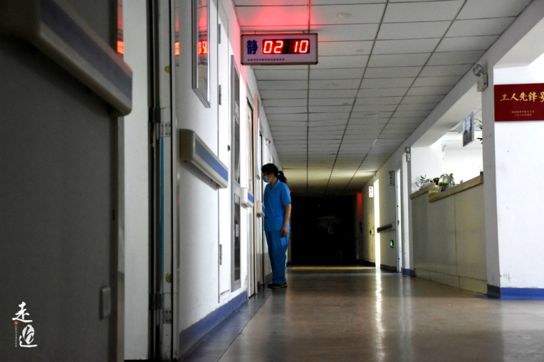 “第一次抠便，我差点吐了”！我和我的三百个爸妈