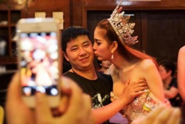 娶人妖为妻是啥感觉?小伙迎娶人妖皇后,表示甜蜜中带点小尴尬