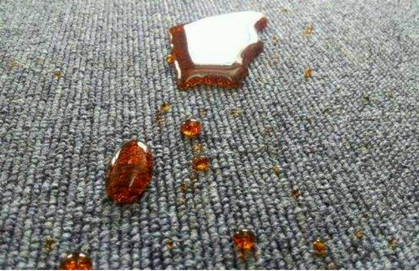 那些中看不中用的车内脚垫该扔就扔，还不赶紧看看你的车是不是？