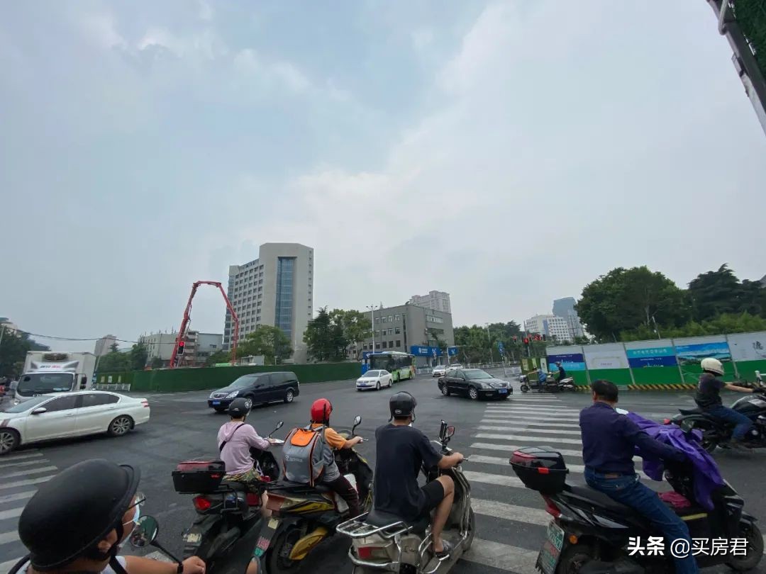 在三牌楼撸了顿串，他决定在这里买房