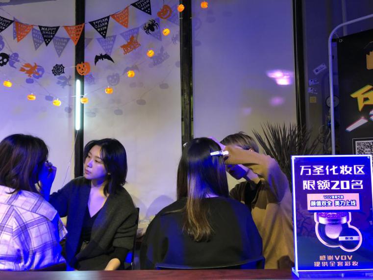 万圣不眠夜，微博千万粉博主英国报姐联合VOV薇欧薇，一起鬼混！