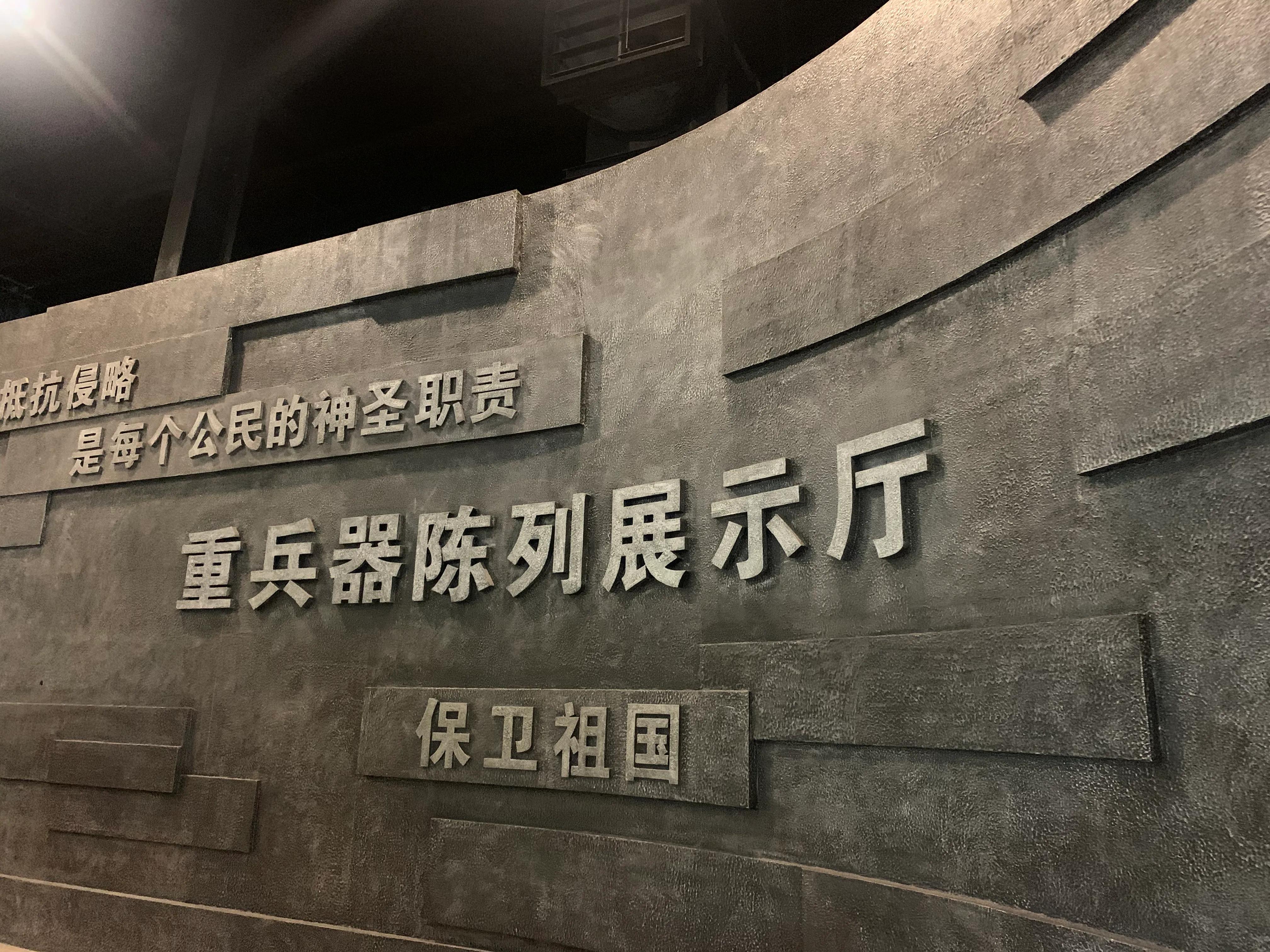 军事迷参观坦克,东方绿舟军事