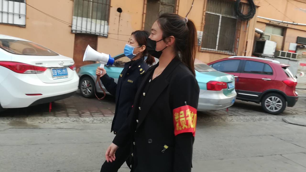 党旗飘扬践初心防疫一线担使命,让党旗飘扬在防疫一线