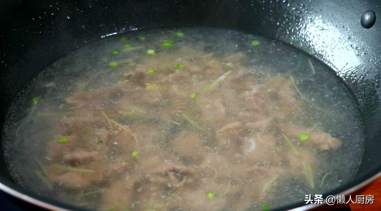 这是牛肉汤的懒人做法，肉嫩无腥味，好喝不油腻，味道香