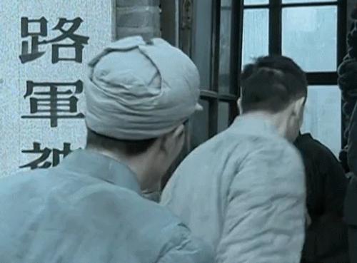 八路军穿上鬼子的防化服骗过鬼子,八路军穿着日本军装骗过鬼子