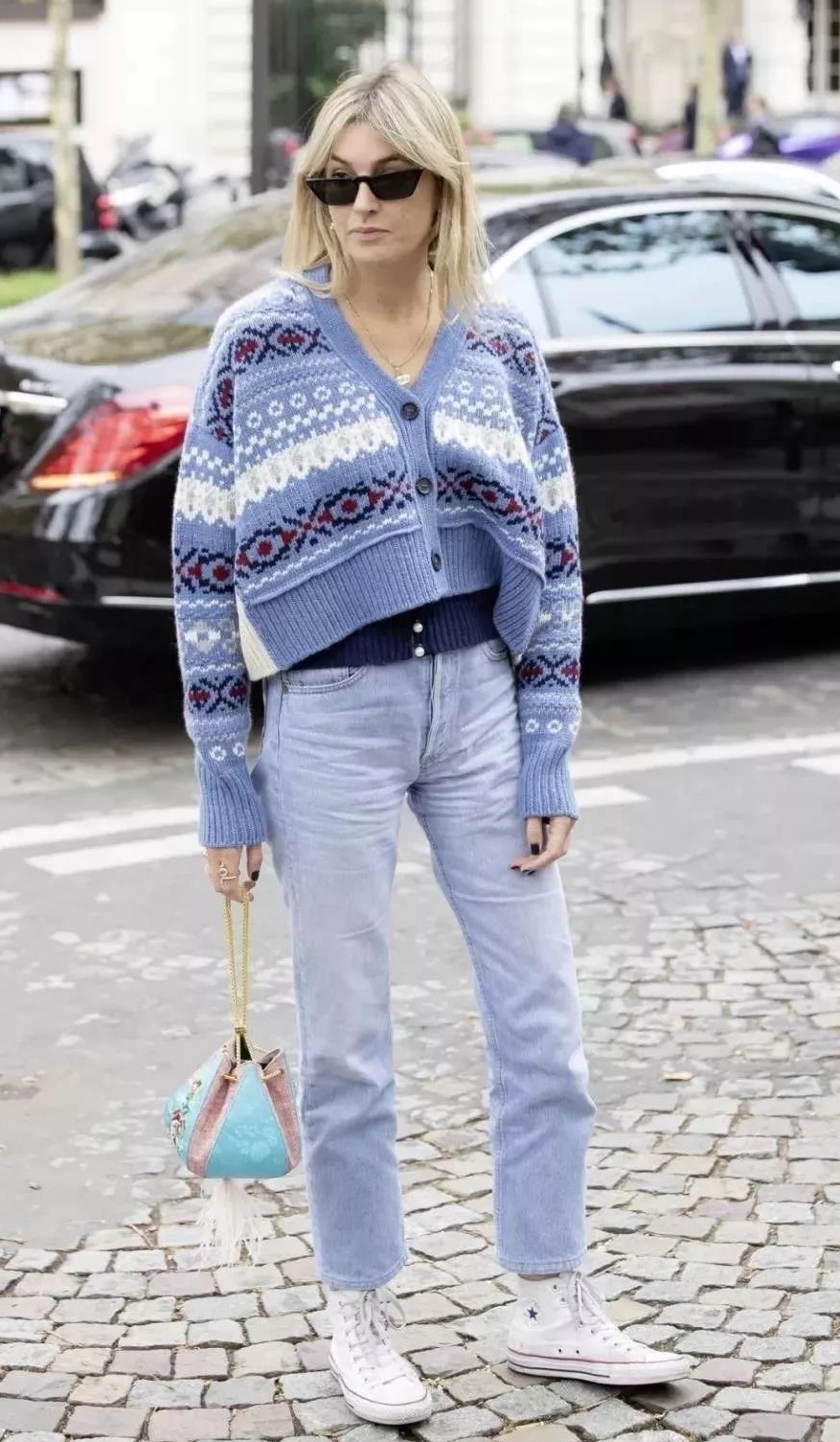 费尔岛毛衣特别适合英伦风的搭配,毛衣这样穿再普通的毛衣也时髦