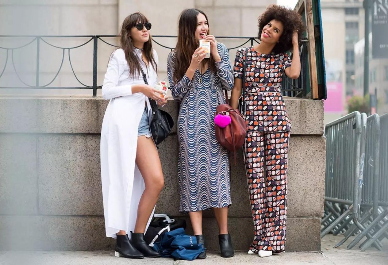 包包怎么斜挎背好看,大号包包怎么背出时尚感