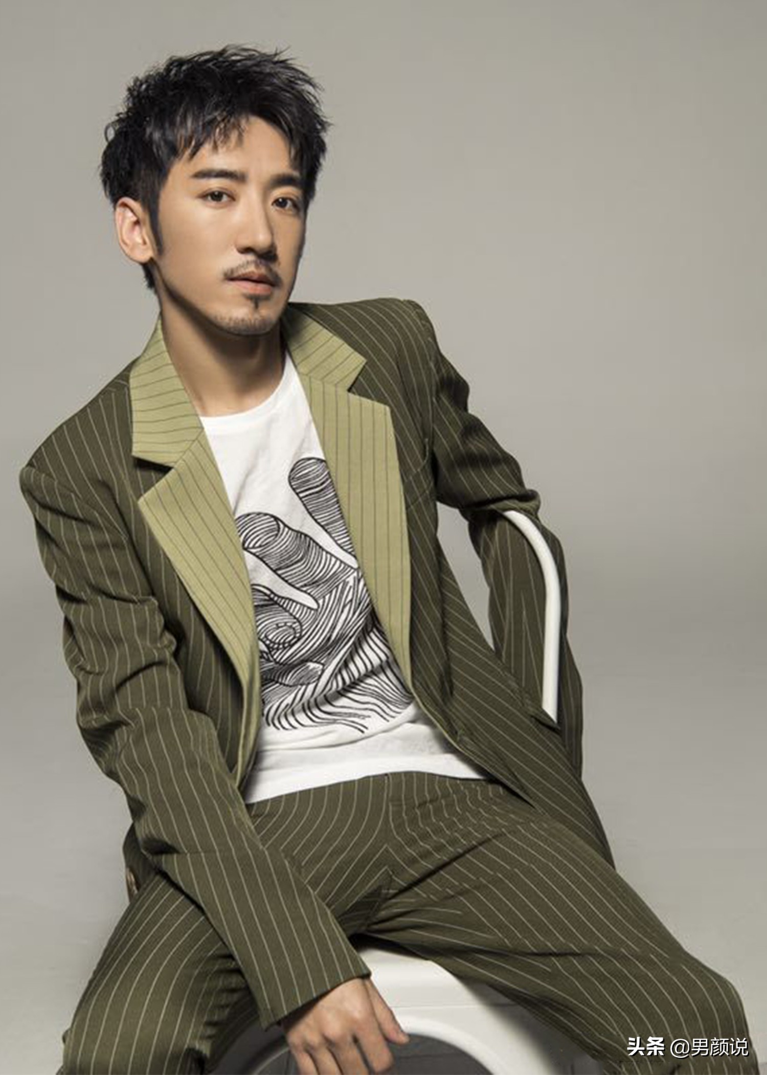 从话剧舞台走出来的雅痞型男,被赞演技精湛,网友却说他丑:无语