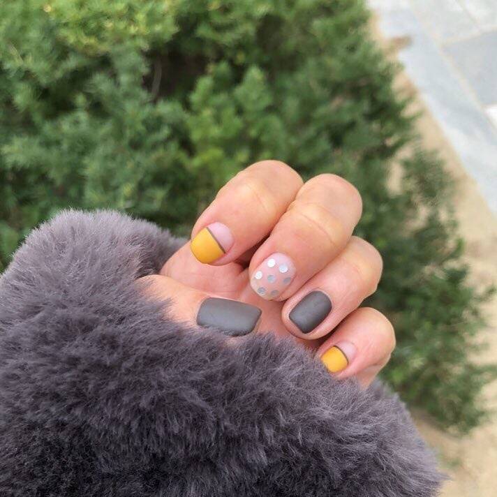 万能的亮片美甲不仅让你的指尖更出众，还会让你拥有好心情哦！