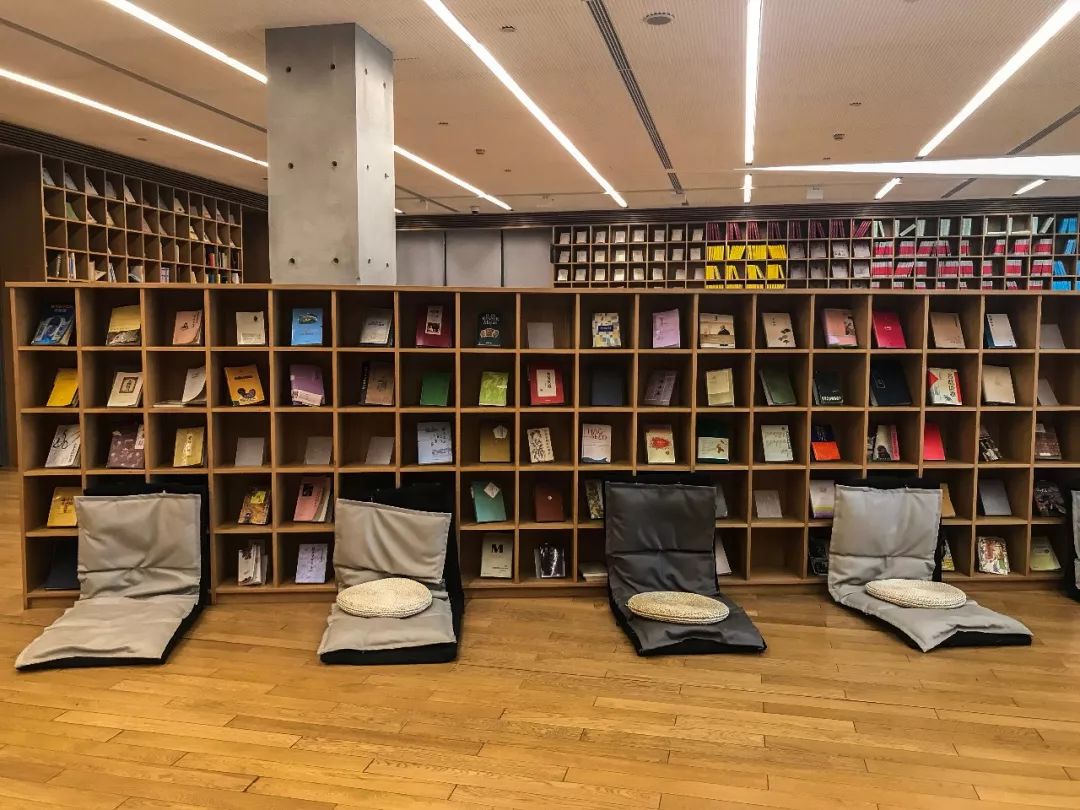 进了图书馆就不想走了的文案,进了图书馆就不想走了