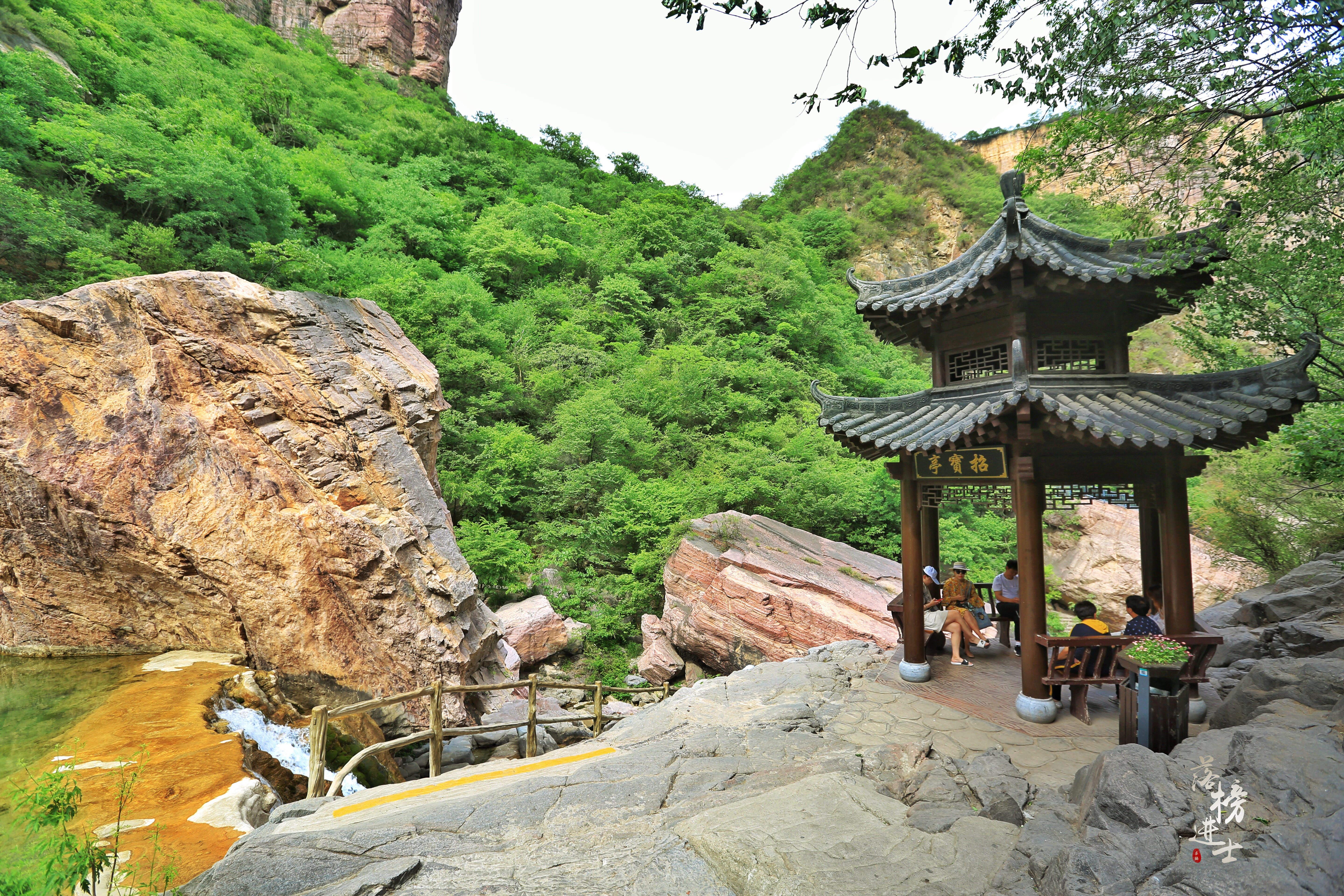 河南有个景区穿过山洞里面有瀑布,河南这个景区名字土得掉渣