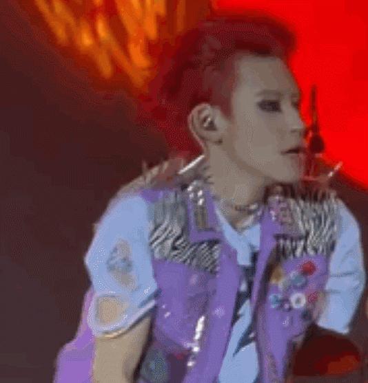 演戏全脸抽搐的男明星,男星晕倒翻白眼