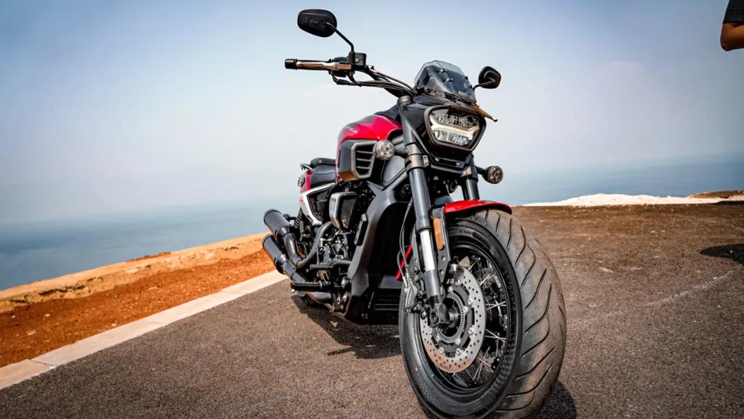 动力保持，换挡离合更轻—胖虎试驾大排V缸巡航龙嘉V霸650