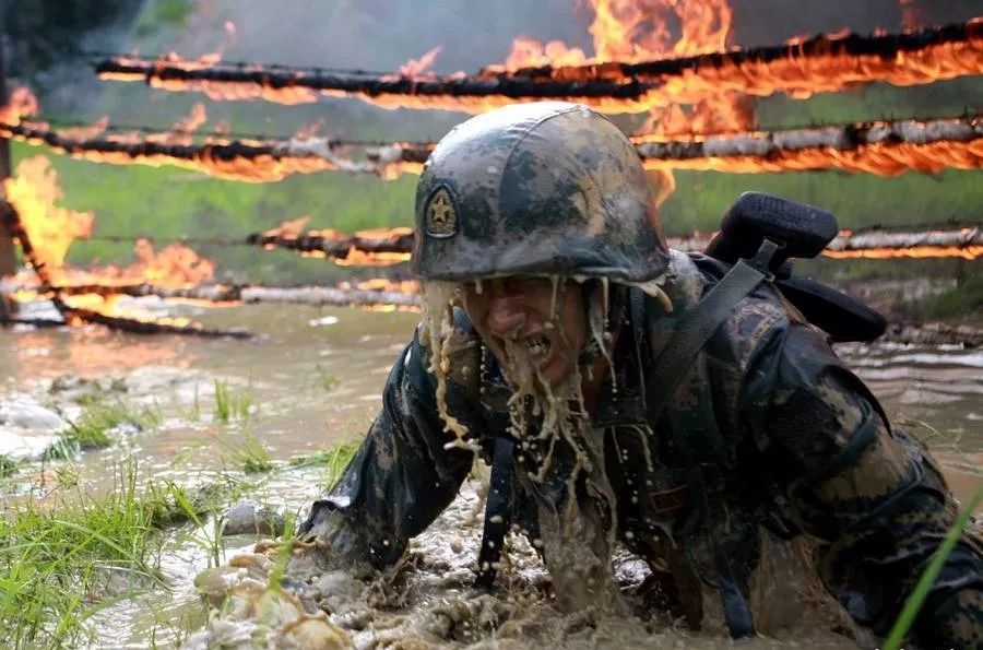 “班长,你这双作战靴都裂口了,还要吗?”