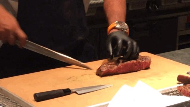 想要吃到温哥华最正宗的火焰炭烤牛排,耶路镇这家店一定是首选