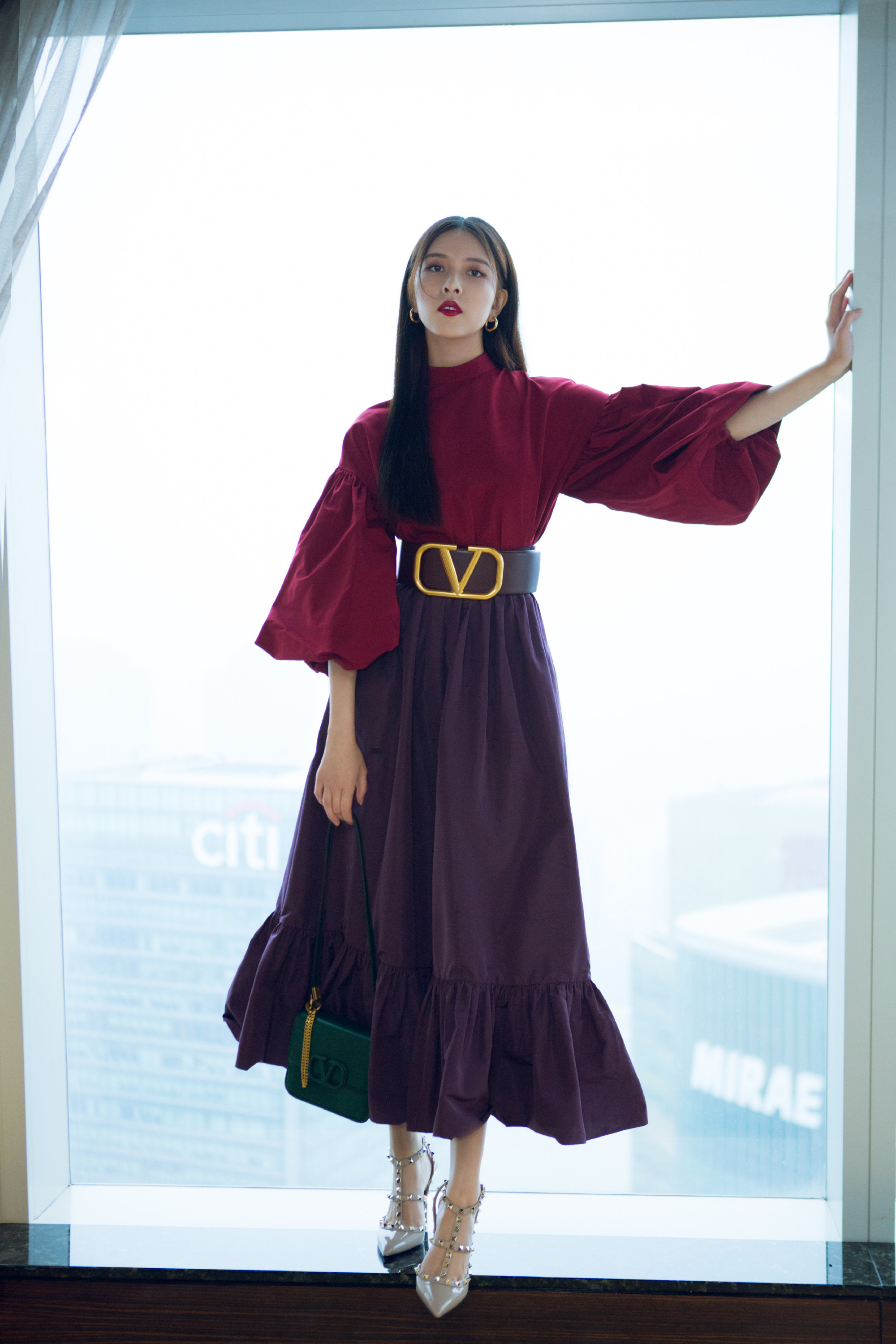 交叉绑带上衣宋妍霏同款 (宋妍霏黑色长裙造型照片)