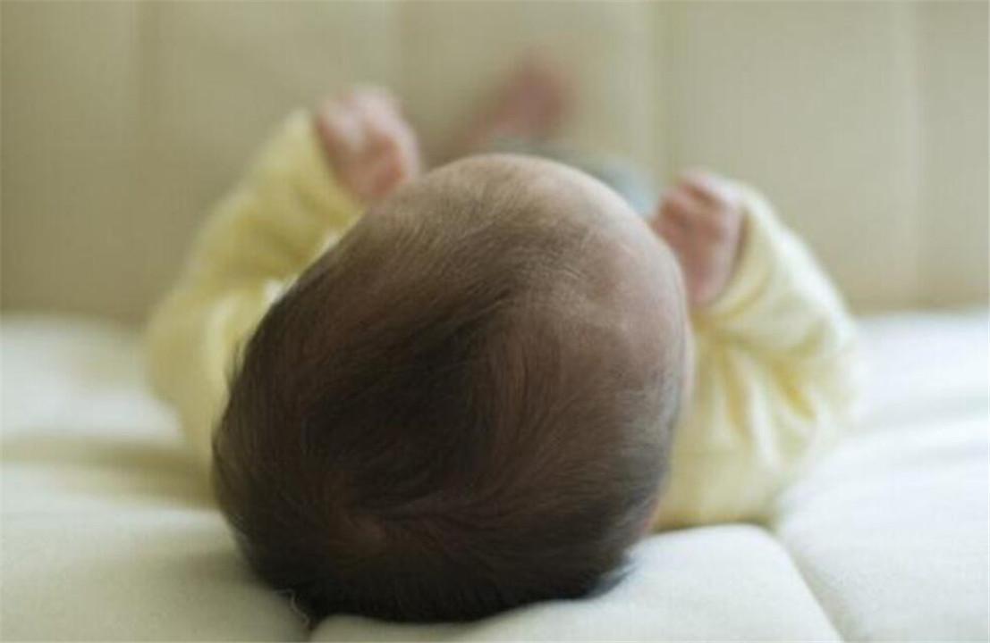 小孩从小跟爸爸睡和妈妈睡区别,宝宝从小睡枕头长大好不好