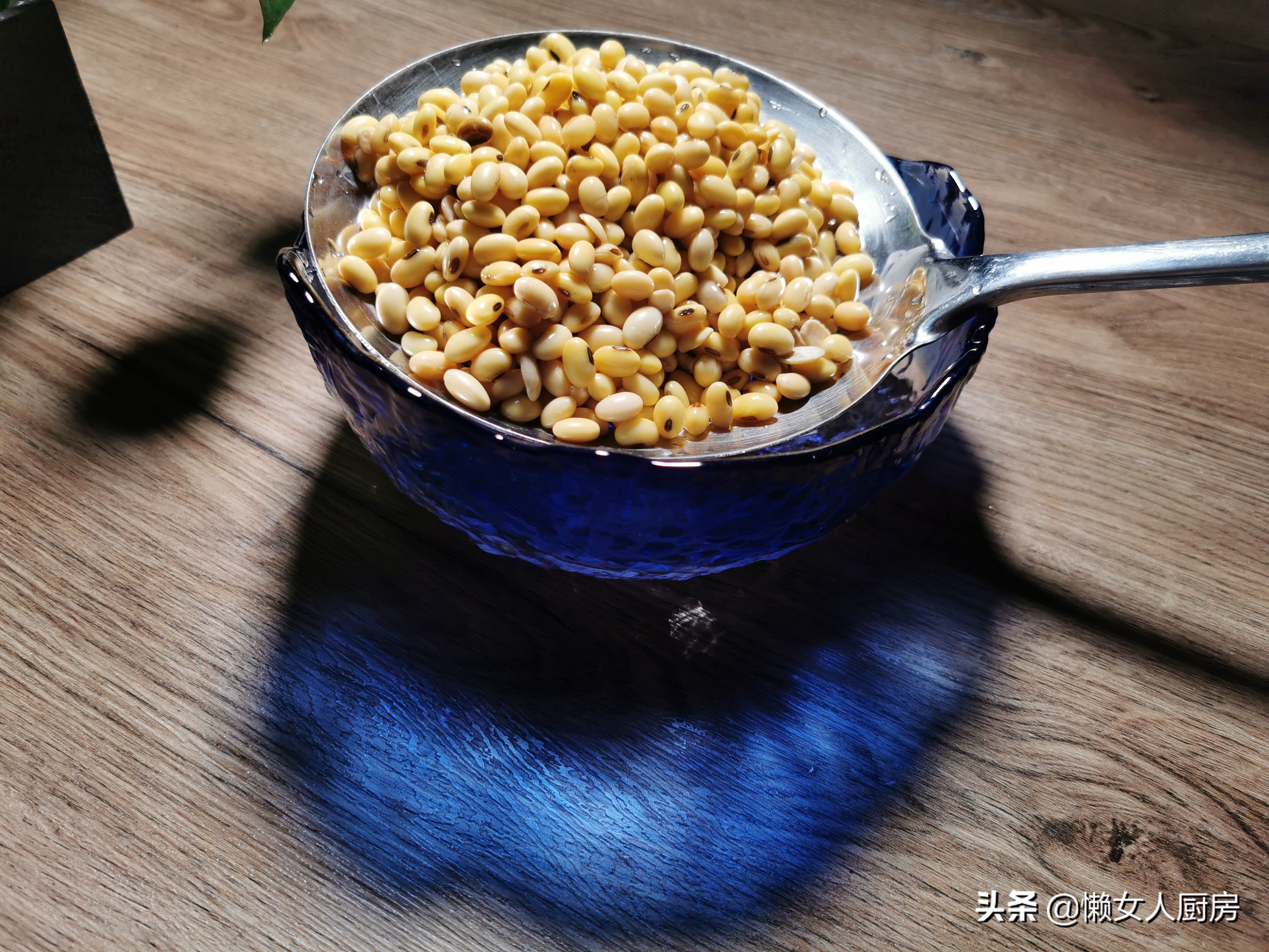 大厨教你自制酥黄豆,干黄豆炸酥黄豆的正确方法