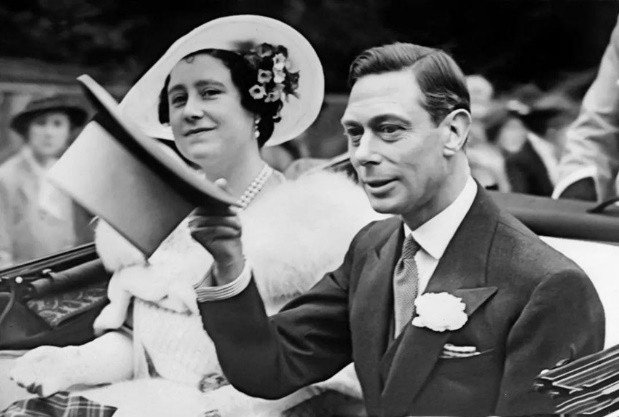 英女王母亲宠爱戴安娜,英女王哈里奶奶