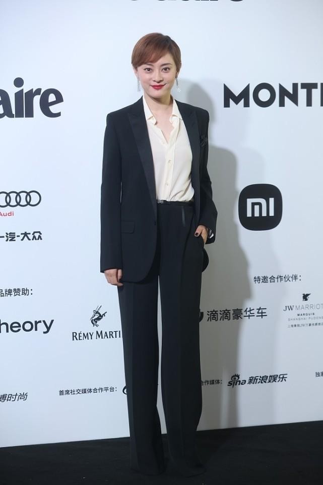 孙俪穿一字肩裙美回18岁,孙俪一袭黑色礼服裙造型