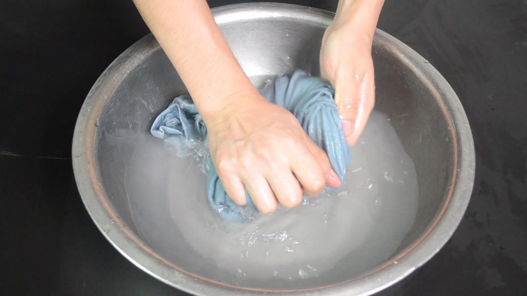 红衣服掉色怎么处理不让它掉色,爱掉色的衣服怎么洗不掉色