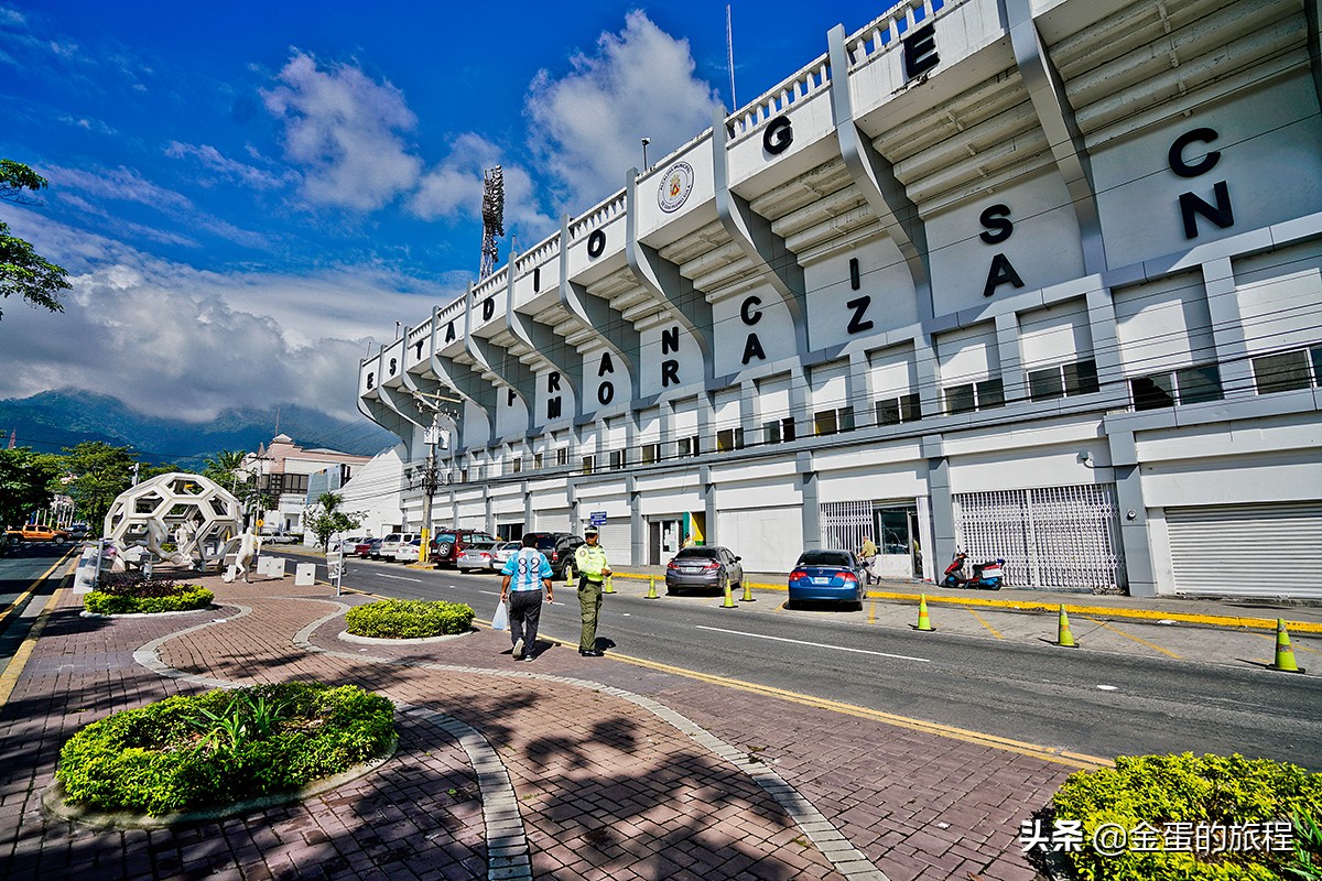 这里的肯德基加装防暴钢窗，保安用AK-47看店，此时此刻就在美洲