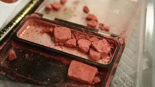 如何修复烂了的口红,口红碎了修复的最佳方法