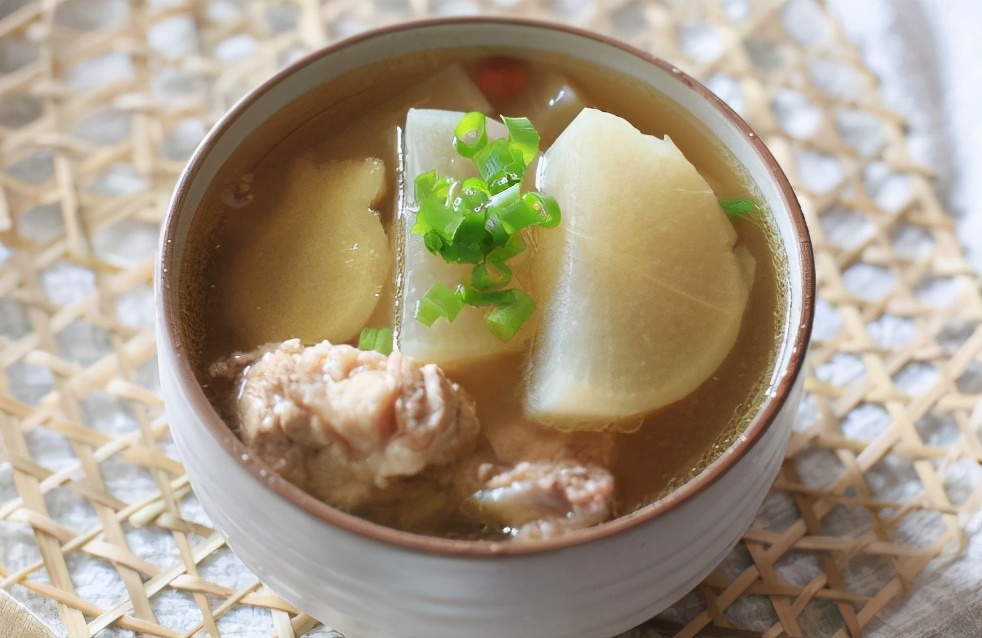 炖排骨时不要直接焯水,炖排骨别直接焯水