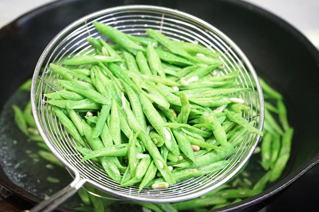 豇豆这样做脆嫩爽口开胃下饭,爆炒素豇豆的做法大全家常