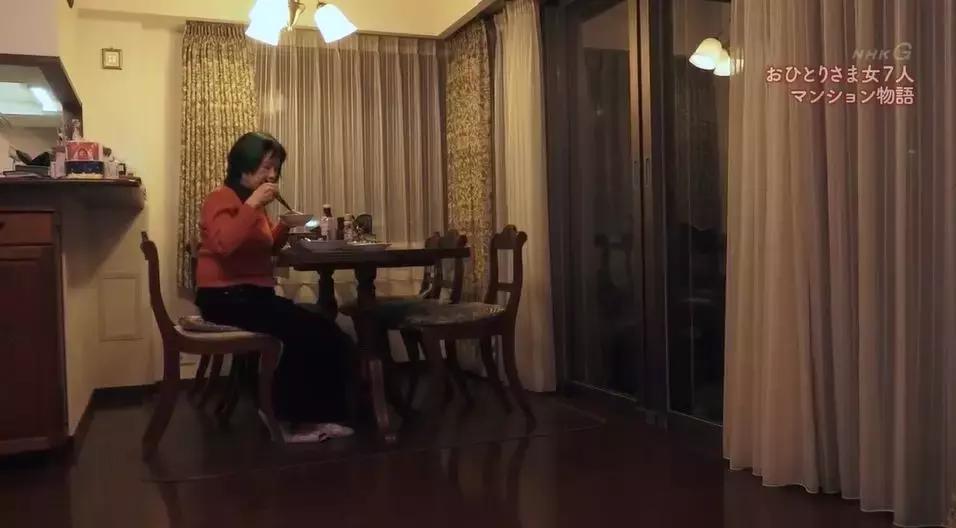 一辈子没结婚，7个单身女人买房同居10年，80岁了还染发.......