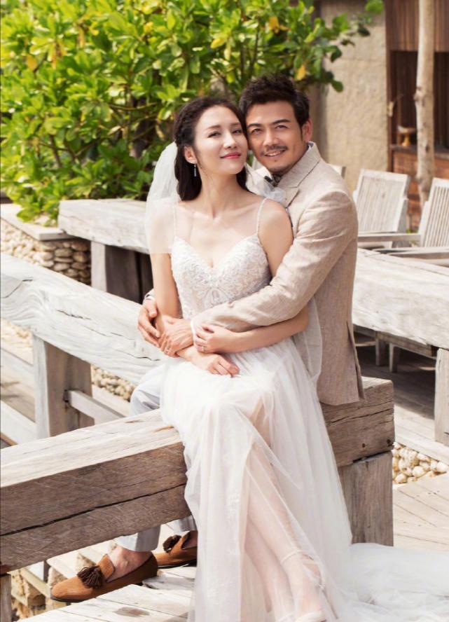 杨烁回应教育争议,在妻子微博下道歉,表示“搓衣板在路上”