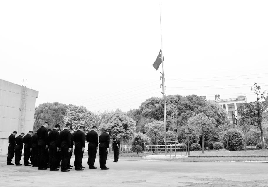 *安门天**广场时隔十年再下半旗，为留在寒冬里的他们