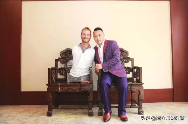 没有四肢的生命斗士,他没有腿但他却能坚强地站起来