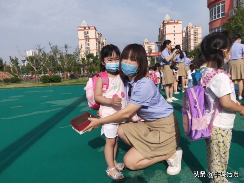 记者见到萌娃入园,萌娃归来幼儿园活动