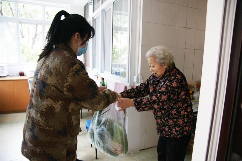 四川省军区成都第二离休所:她们,身着“孔雀蓝”答好“战疫题”