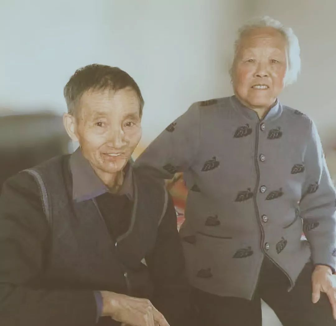 吵闹着老去，她的人生好像从来没有看见过光亮。