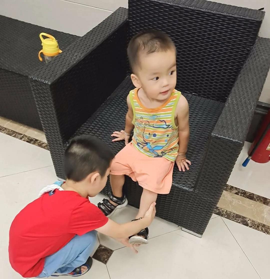 哥哥总是打妹妹妈妈应该怎么做,哥哥老是打弟弟时我应该怎么教育