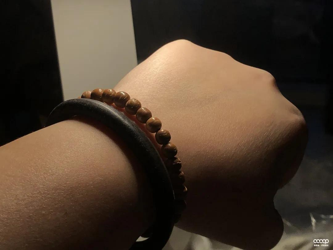 短发超飒小姐姐，玩串儿不贵也精致，骑起车来，帅翻天