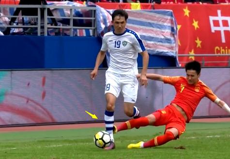中国0-1乌兹别克：韦世豪铲伤对手致骨折，本想让节奏慢下来！