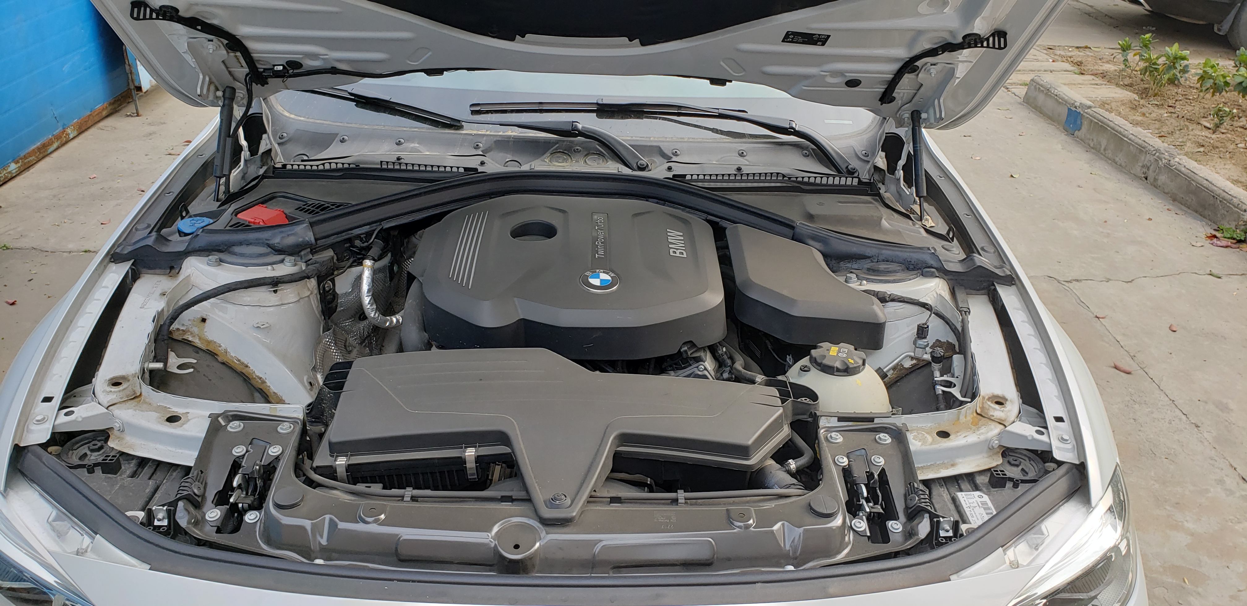 宝马318i跟宝马318li有什么区别,三缸的宝马318值得购买吧