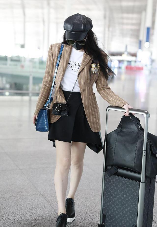 范冰冰首次现身高调穿着亮眼,范冰冰外出骑单车