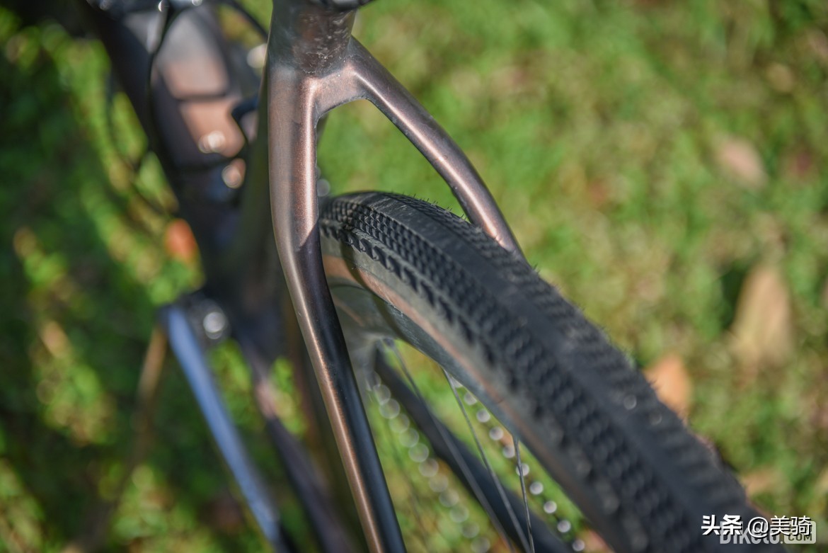 冒险砾石公路车评测,闪电公路车s-workssl7入门级