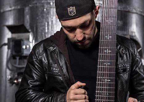 在高手如林的比赛中获胜,世界顶级四位吉他大师