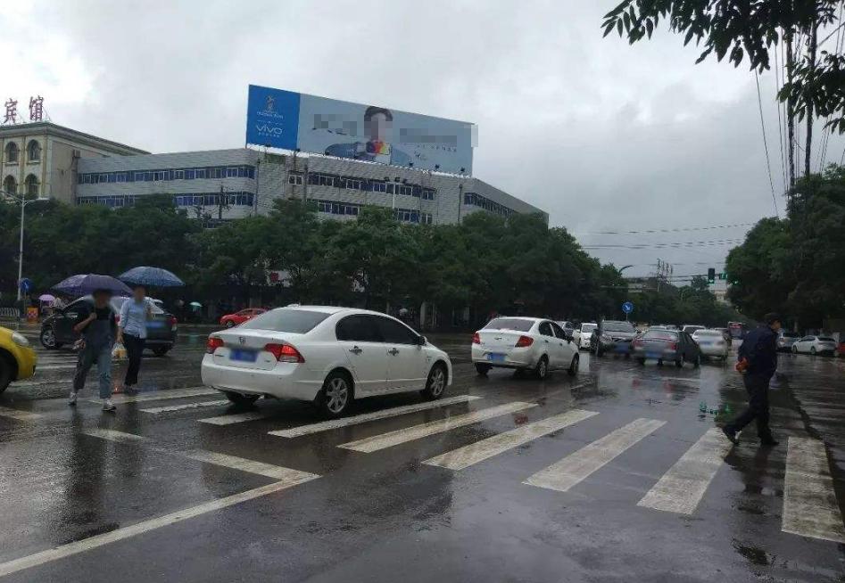 为何有人等红灯时一直踩着刹车,开车等红灯怎么踩刹车才是正确的