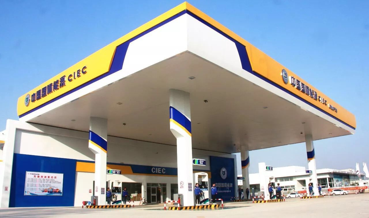 开车去加油站加油时需要注意什么,车进入加油站要注意什么